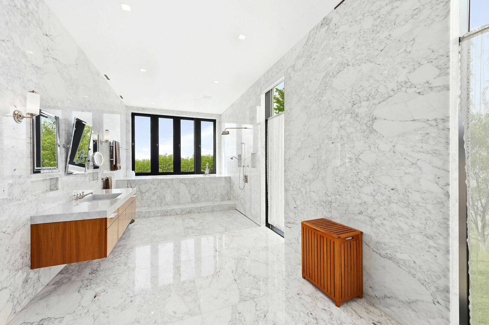 Облицовка ванной комнаты в элитном особняке камнем фото
